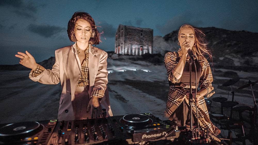 You are currently viewing Giolì & Assia reviennent avec un nouveau single « Hands on me » via Ultra Records