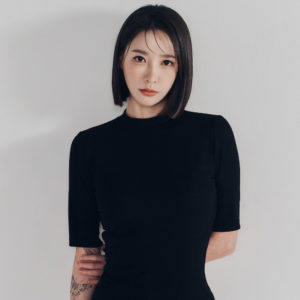 Lire la suite à propos de l’article La productrice sud-coréenne IZREAL dévoile son premier EP <em>현진 (HYEONJIN)</em> via CONECTD MIX