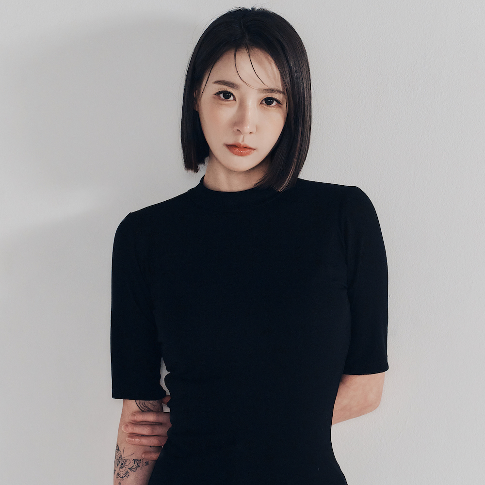 You are currently viewing La productrice sud-coréenne IZREAL dévoile son premier EP <em>현진 (HYEONJIN)</em> via CONECTD MIX