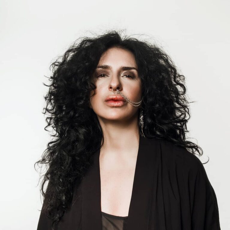 Lire la suite à propos de l’article Nicole Moudaber dévoile deux singles, « Reverie » et « Forest Fire Feat. MNENE », via Filth On Acid