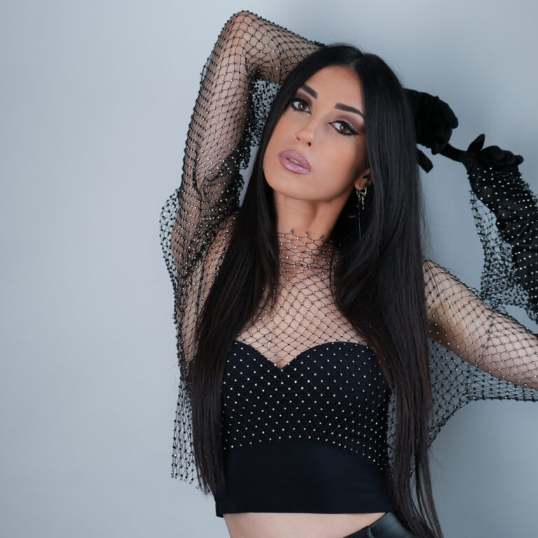Lire la suite à propos de l’article Giula sort un single intitulé « Shadow », incluant un remix de Simina Grigoriu, via Kuukou Records