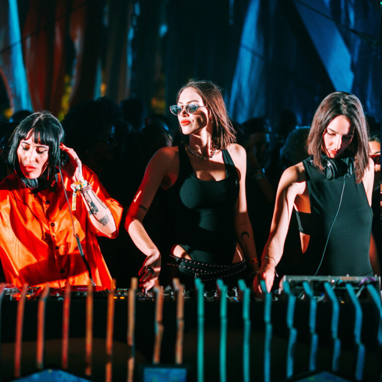 Lire la suite à propos de l’article Coachella 2025, sur la scène Do LaB « Sara Landry Presents Blood Oath » avec Indira Paganotto, Amelie Lens et d’autres pour un set surprise 100% féminin