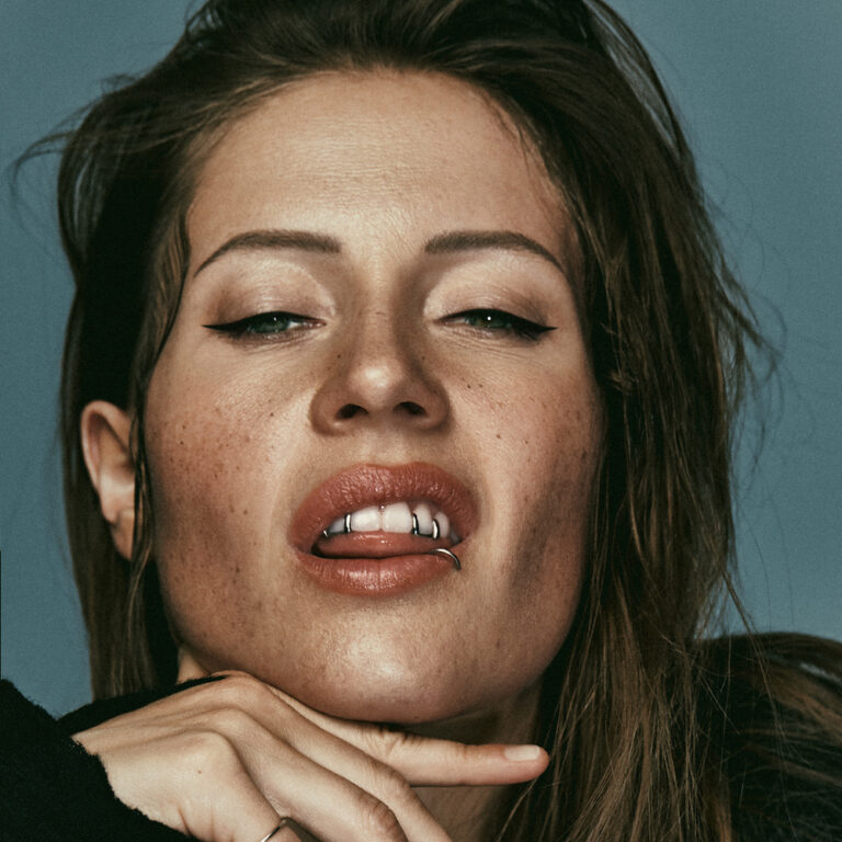 Lire la suite à propos de l’article Charlotte de Witte sort un second single, « No Division Feat. XSALT », extrait de son premier album à paraître le 7 novembre 2025, via KNTXT