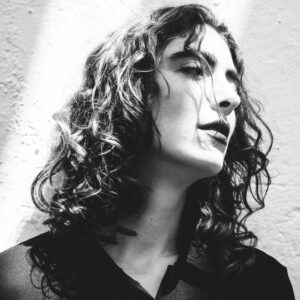 Lire la suite à propos de l’article María Nocheydía dévoile son nouveau single, « Acid Voicemail », incluant un remix d’Ale Jandro, via Phisica Records