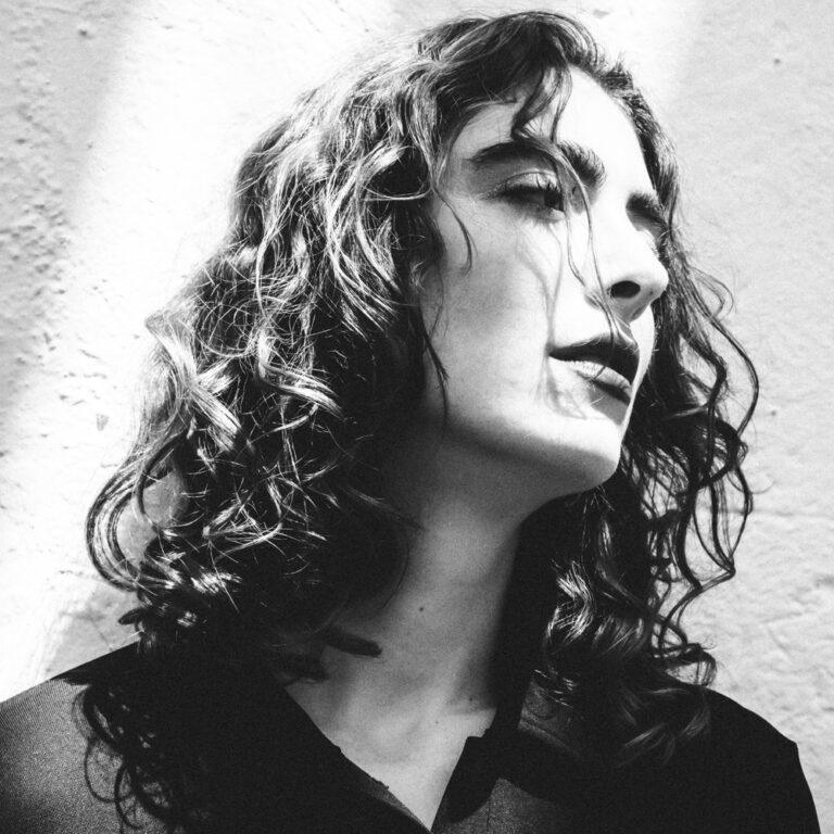 Lire la suite à propos de l’article María Nocheydía dévoile son nouveau single, « Acid Voicemail », incluant un remix d’Ale Jandro, via Phisica Records