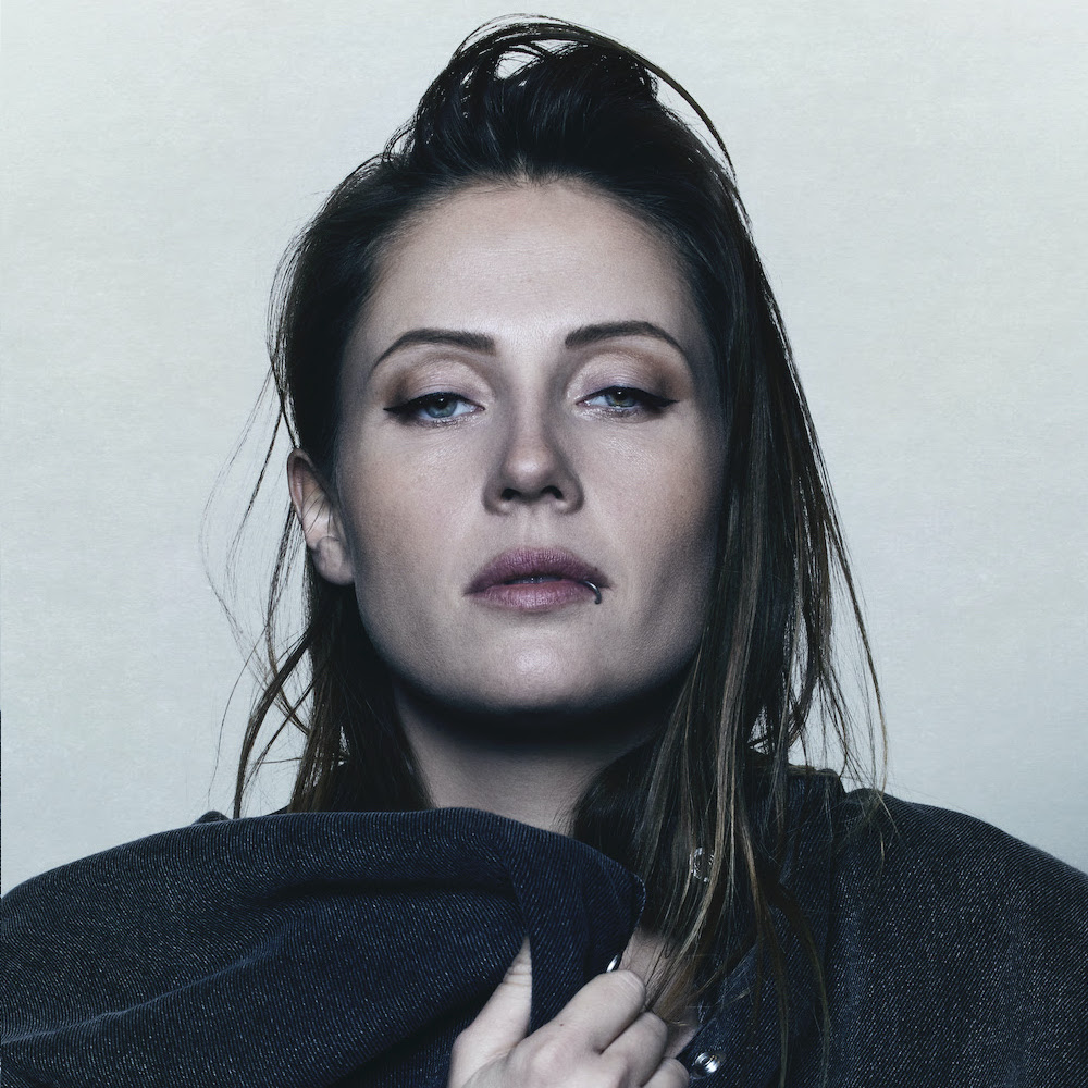 You are currently viewing Charlotte de Witte revisite « Drop It », le hit transe des années 90 de Scoop, via son label Epoque
