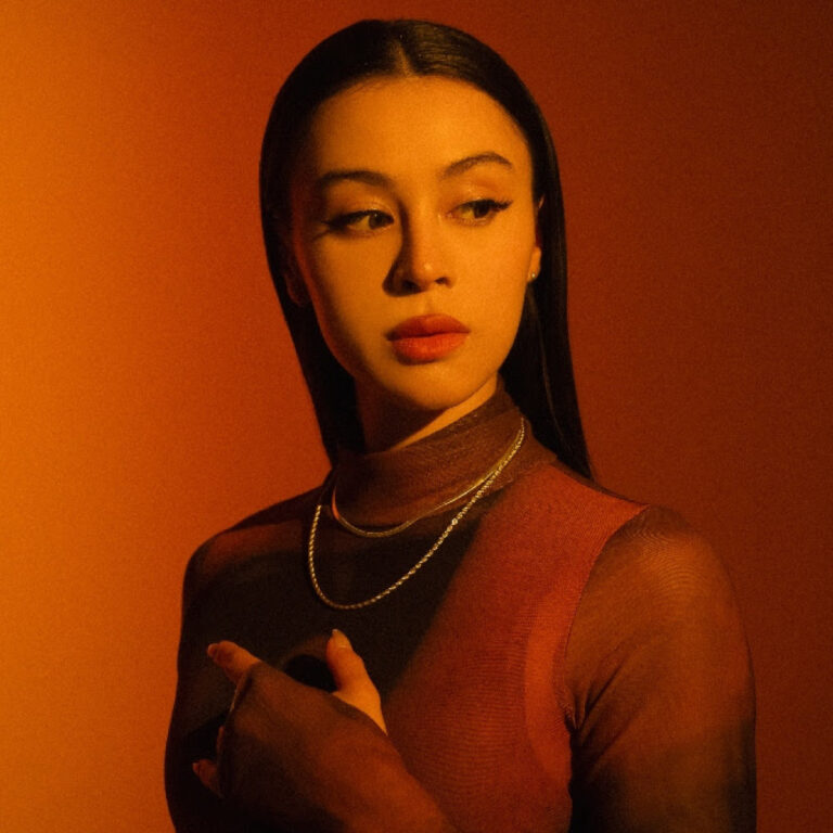 Lire la suite à propos de l’article SHIMA annonce la sortie prochaine de son premier album, <em>Welcome To SHIMAJIMA</em>, en dévoilant un nouveau single extrait intitulé « MAITAKE », via Young Art Records