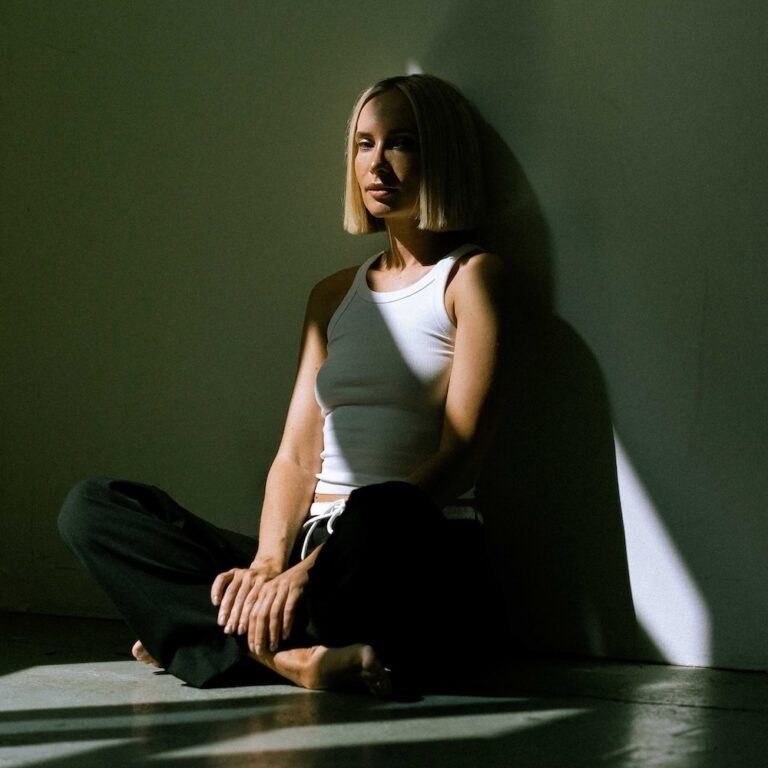 Lire la suite à propos de l’article Yulia Niko sort un single tech house dark intitulé « Get Up », via IN / ROTATION