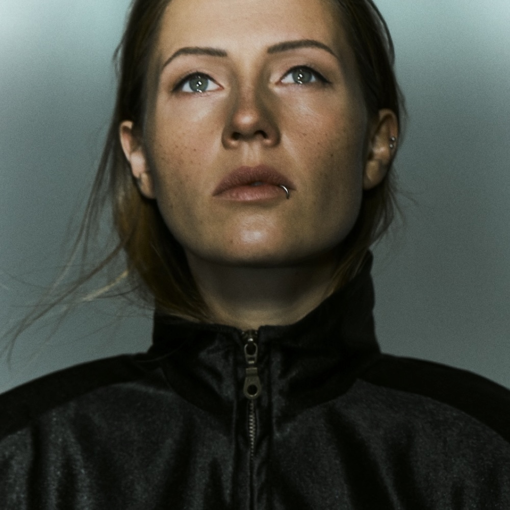 You are currently viewing Charlotte de Witte dévoile la pochette de son premier album éponyme, à paraître le 7 novembre 2025, via son label KNTXT