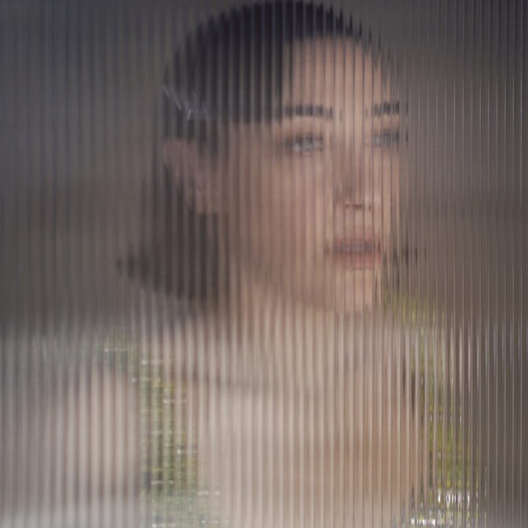 Lire la suite à propos de l’article Mia Moretti s&rsquo;associe à l&rsquo;icône de l&rsquo;électro Uﬃe pour un single dédié au club, « Backseat Baby », via Spaghetti Moretti Records
