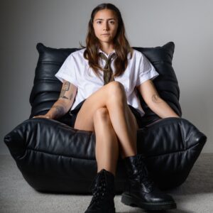 Lire la suite à propos de l’article Alice Youngling retourne chez Non Merci Music avec un nouveau single, « May I Please »