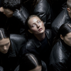Lire la suite à propos de l’article Charlotte de Witte annonce la sortie son EP <em>The Resistance</em>, après sa tournée audiovisuelle ambitieuse éponyme, via KNTXT