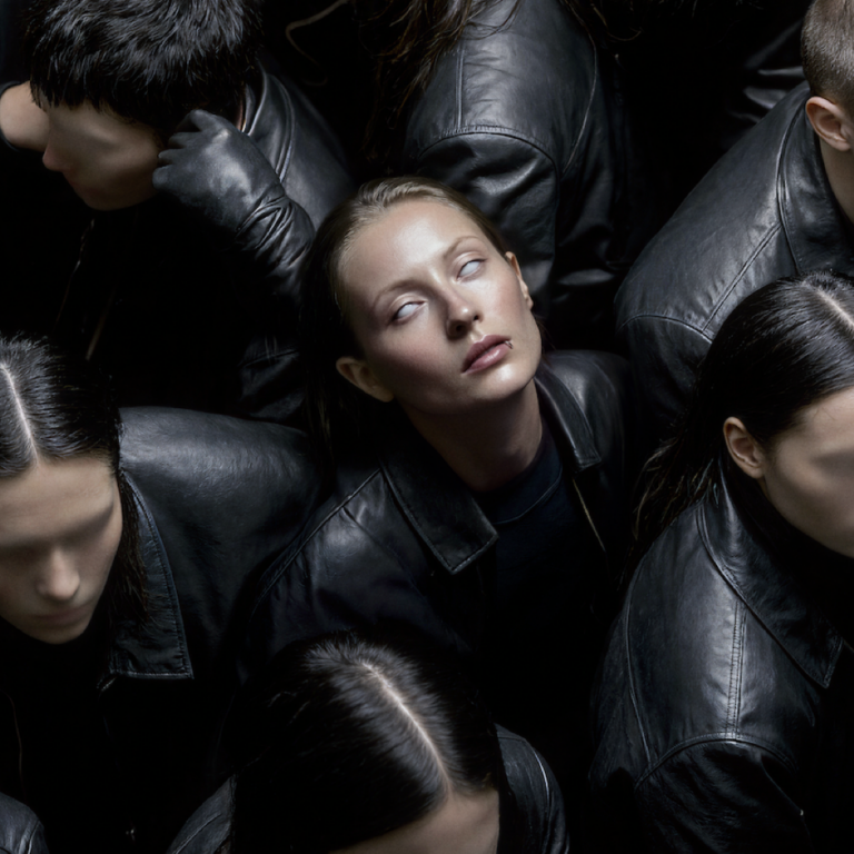 Lire la suite à propos de l’article Charlotte de Witte annonce la sortie son EP <em>The Resistance</em>, après sa tournée audiovisuelle ambitieuse éponyme, via KNTXT